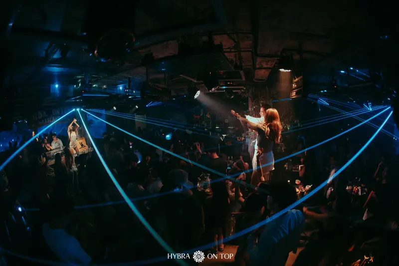 Tia laser xanh quét ngang sàn HYBRA On Top